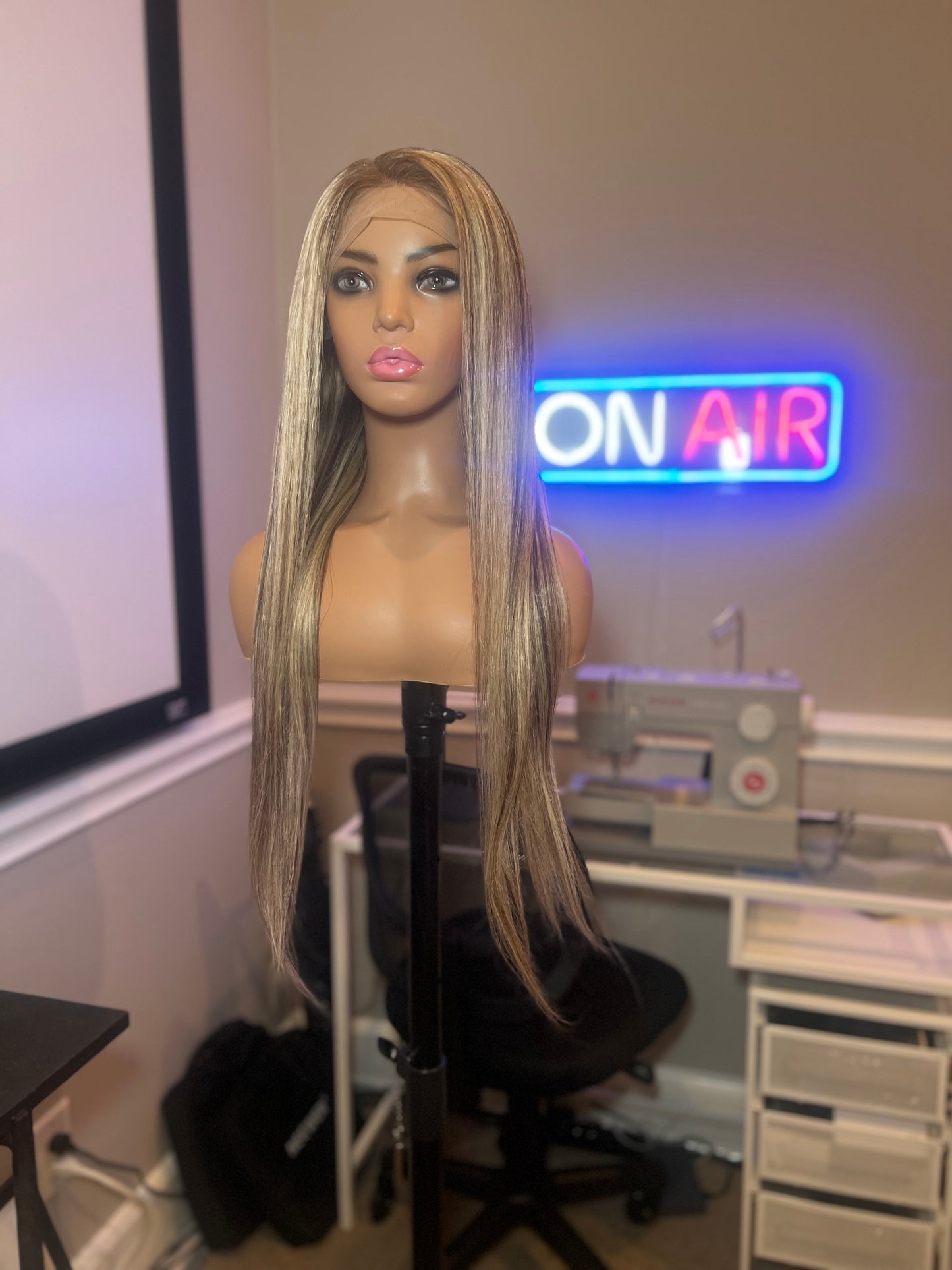 “Ash-Lee” Ash Blonde Highlights Wig