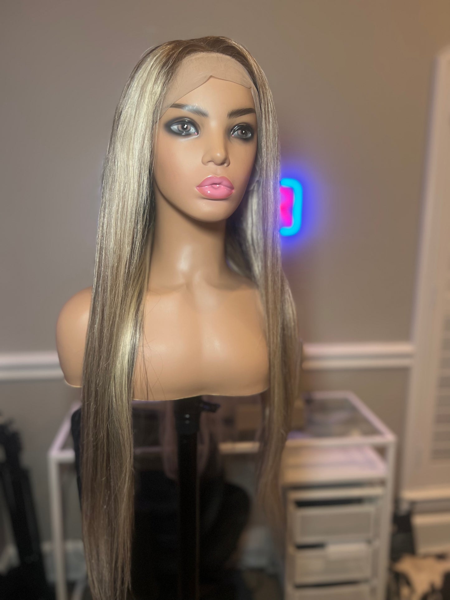 “Ash-Lee” Ash Blonde Highlights Wig
