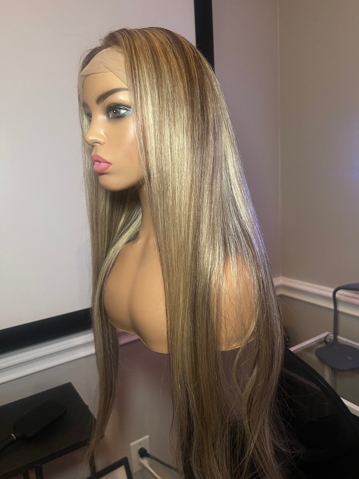 “Ash-Lee” Ash Blonde Highlights Wig